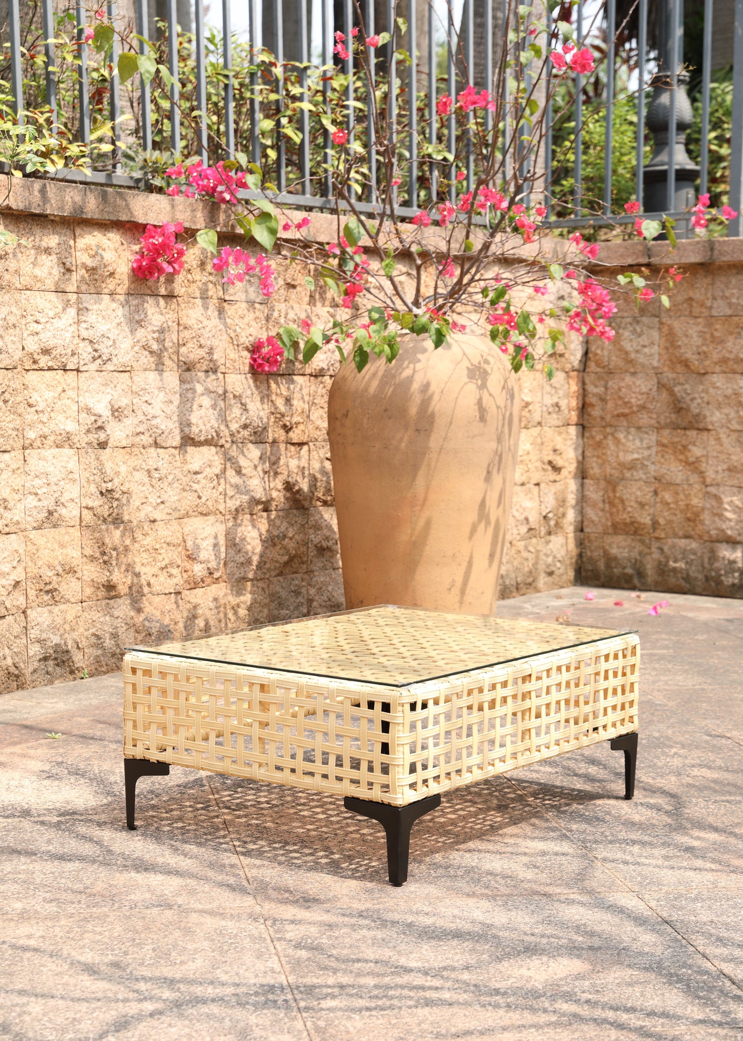 Outdoor Patio Coffee Table with Tempered Glass Top, Handwoven PE Wicker Patio Table with Metal Frame, All-Weather Rattan Coffee Table for Patio Furniture, Balcony, Backyard or Garden