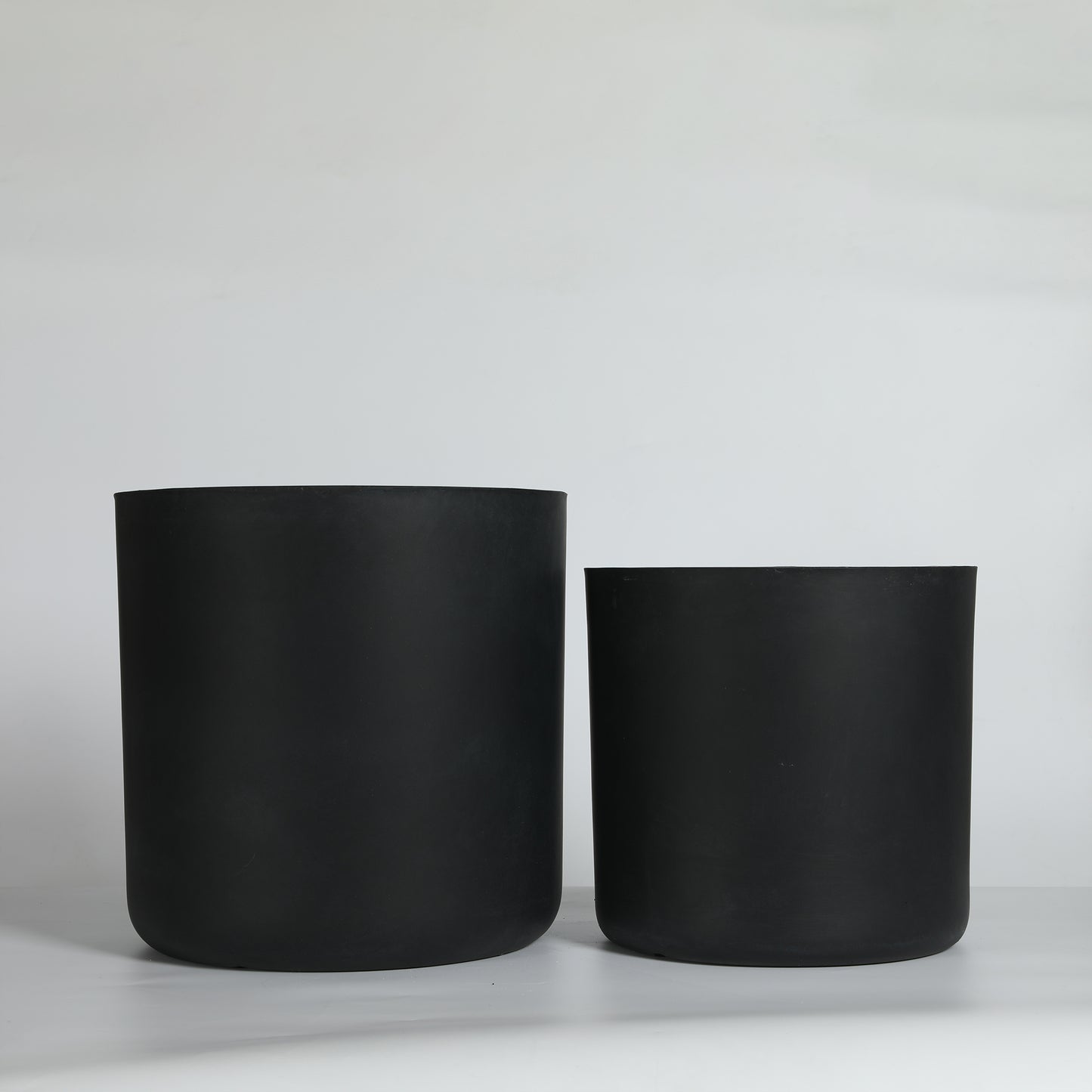 Round Concrete Planter Set of 2, Large Outdoor Indoor Handmade Rustic Decorative Planter Pots with Drainage Holes for Home Garden Patio, 13" x 13" & 16" x 16"(black)