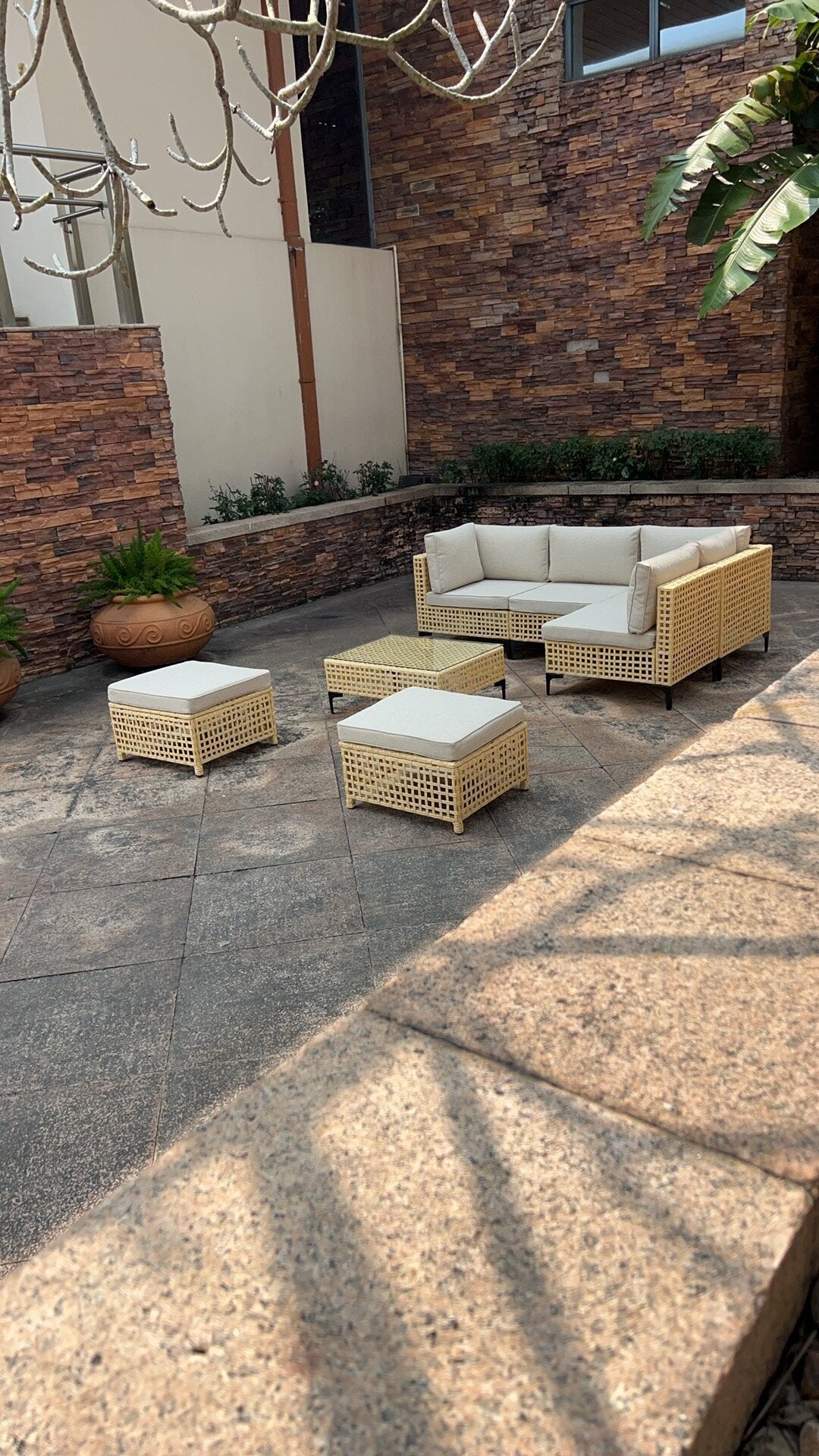 Outdoor Patio Coffee Table with Tempered Glass Top, Handwoven PE Wicker Patio Table with Metal Frame, All-Weather Rattan Coffee Table for Patio Furniture, Balcony, Backyard or Garden