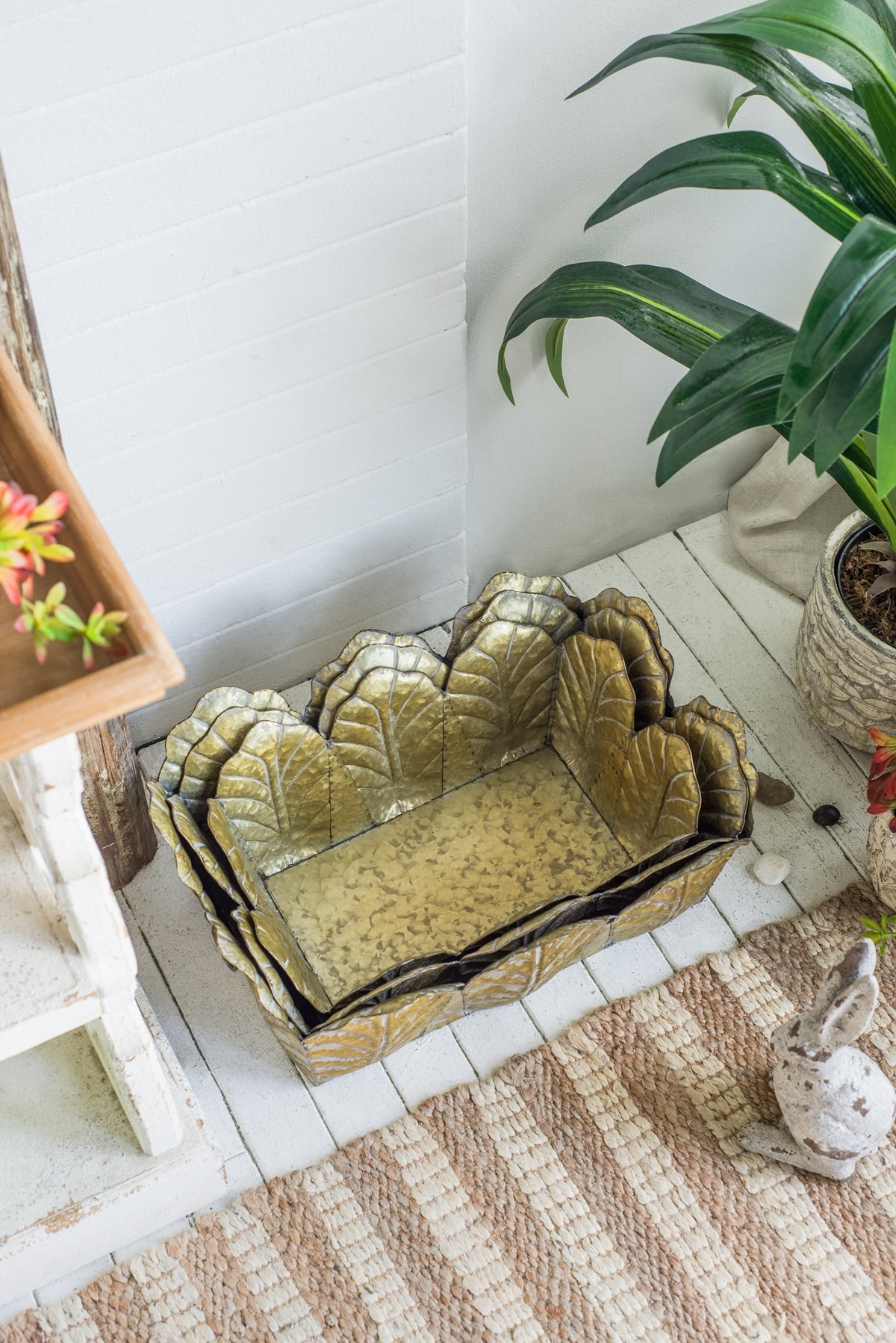 Set of 3 Metal Planter Distressed, L:22x16.7x8.3" M:21x16.5x7.3" S:18x13.5x7"