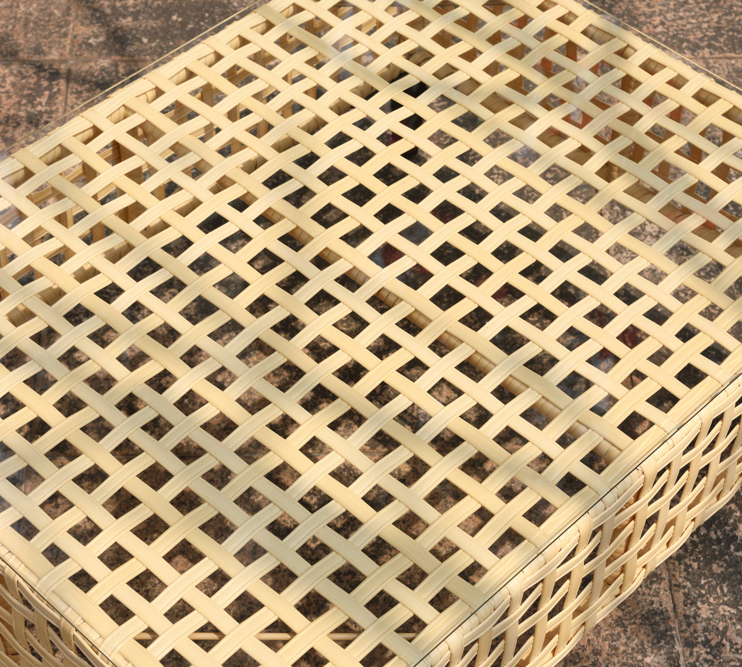Outdoor Patio Coffee Table with Tempered Glass Top, Handwoven PE Wicker Patio Table with Metal Frame, All-Weather Rattan Coffee Table for Patio Furniture, Balcony, Backyard or Garden